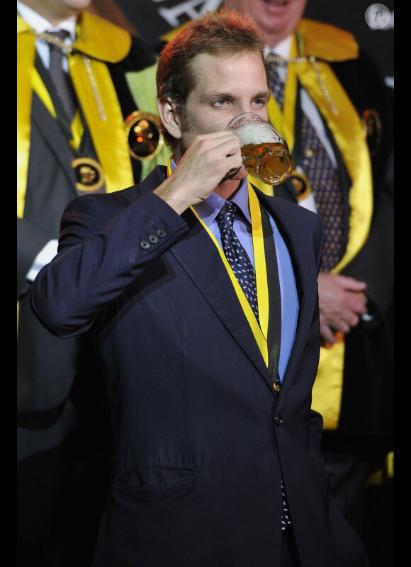 Andrea Casiraghi vide la traditionnelle chope de bière lors de son intronisation au sein de l'ordre de la Chope d'Or le 12 décembre 2011 à l'hôtel de Paris à Monaco