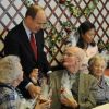 Le prince Albert de Monaco distribue des cadeaux de Noël dans une maison de retraite du Cap Fleuri au Cap d'Ail le 12 décembre 2011