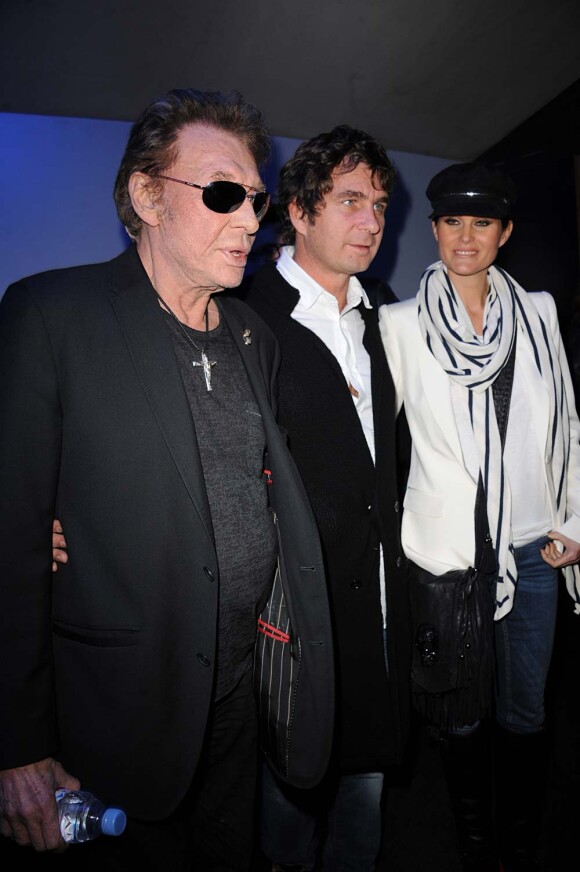 Le réalisateur Pierre Rambaldi entouré de Johnny et Laeticia Hallyday à l'avant-première des Tribulations d'une caissière, à Paris, le 12 décembre 2011.