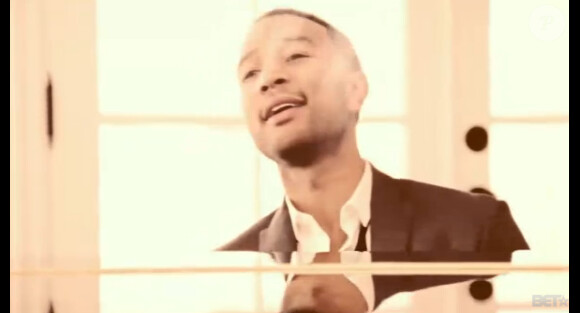 John Legend dans le clip de When Christmas Comes, en duo avec Mariah Carey