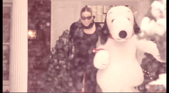 Mariah Carey dans le clip de When Christmas Comes, en duo avec John Legend