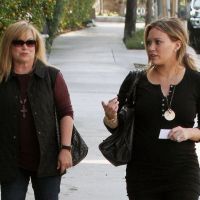 Hilary Duff, très enceinte, passe du bon temps avec sa mère