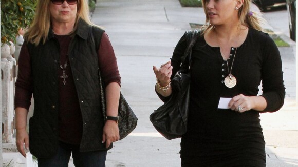 Hilary Duff, très enceinte, passe du bon temps avec sa mère