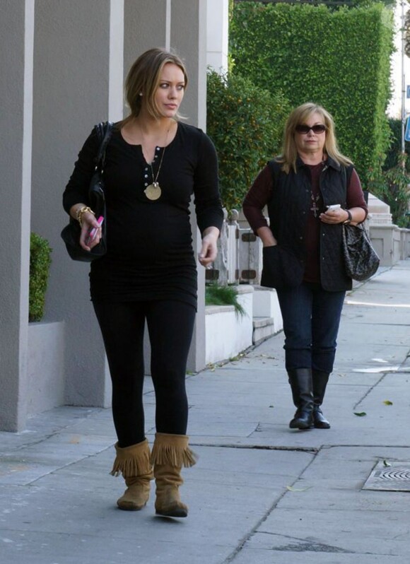 En compagnie de sa maman, Hilary Duff fait du shopping à Los Angeles le 14 décembre 2011