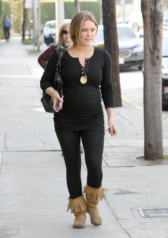 Superbe, Hilary Duff fait du shopping avec sa mère à Los Angeles le 14 décembre 2011