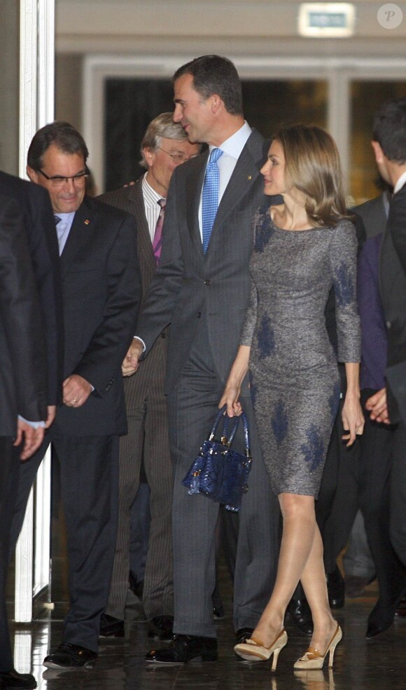 Le prince Felipe d'Espagne, toujours soutenu par sa belle épouse Letizia, présentait au Musée national d'art catalan de Barcelone la Fondation Prince de Gérone, mercredi 14 décembre 2011.