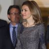 Letizia d'Espagne apportait son soutien à son époux Felipe, qui présentait au Musée national d'art catalan de Barcelone la Fondation Prince de Gérone, mercredi 14 décembre 2011.