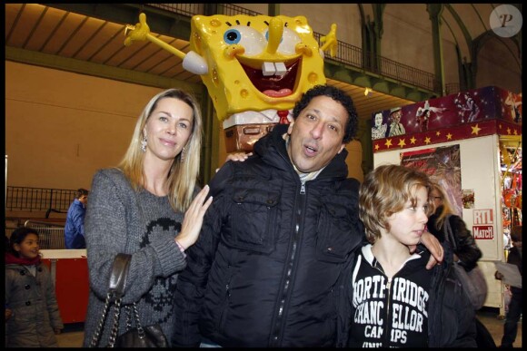 Smaïn, sa compagne Sid et leur fils Rayan à l'inauguration de Jours de fêtes au Grand Palais, à Paris, le 15 décembre 2011.