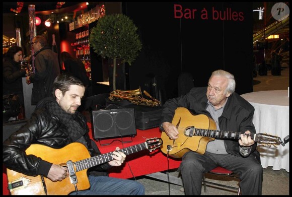 L'organisateur Marcel Campion et son fils à l'inauguration de Jours de fêtes au Grand Palais, à Paris, le 15 décembre 2011.