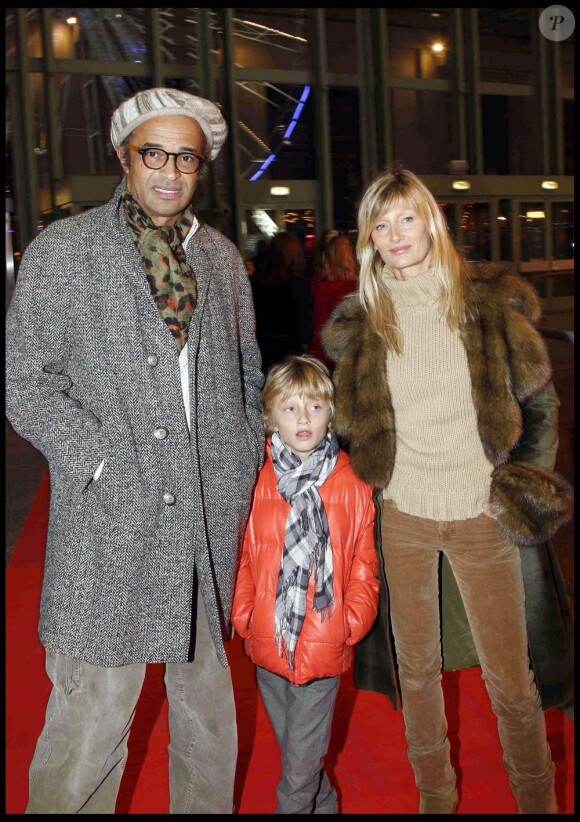 Yannick Noah, Isabelle Camus et leur petit Joalukas à l'inauguration de Jours de fêtes au Grand Palais, à Paris, le 15 décembre 2011.