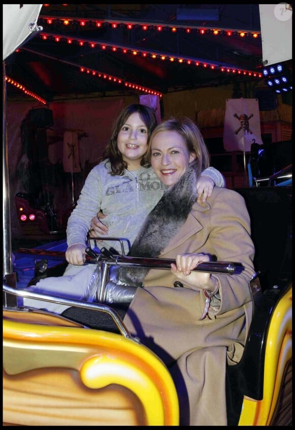 Alexandra Vandernoot et sa fille à l'inauguration de Jours de fêtes au Grand Palais, à Paris, le 15 décembre 2011.
