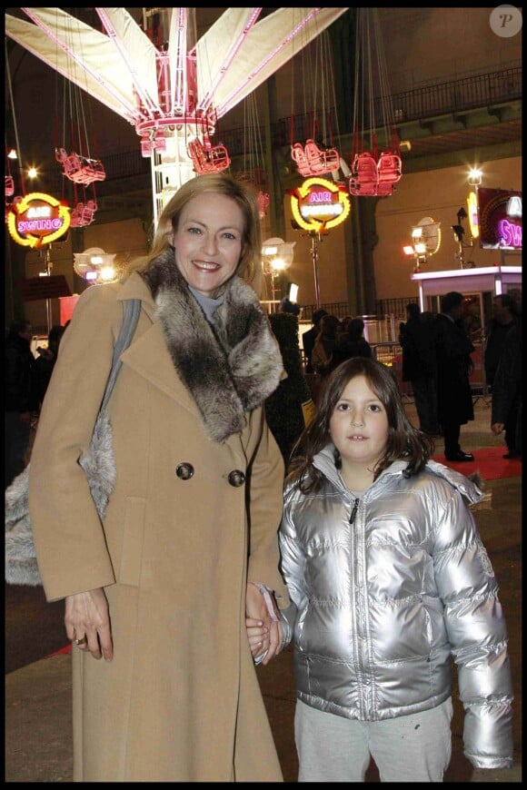 Alexandra Vandernoot et sa fille à l'inauguration de Jours de fêtes au Grand Palais, à Paris, le 15 décembre 2011.