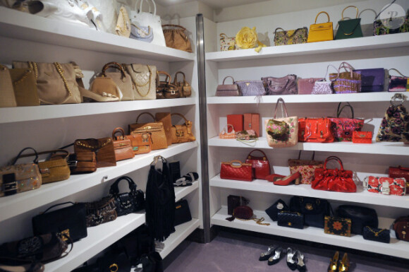 La collection privée de sacs d'Elizabeth Taylor a été exposée à New York, le 1er décembre 2011.