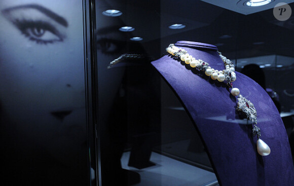 La fameuse perle Peregrina dans la collection privée d'Elizabeth Taylor, exposée à New York, le 1er décembre 2011.