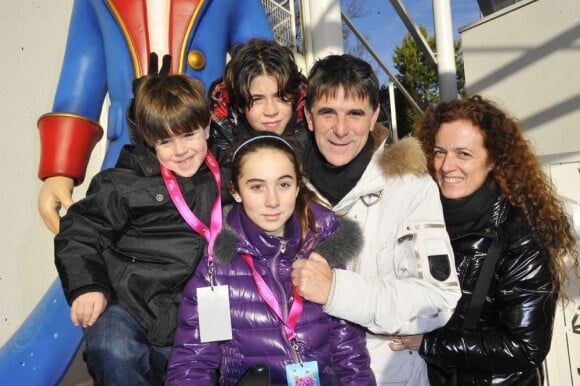 L'animateur Tex, son épouse Béatrice, et leurs trois enfants, lors du coup d'envoi des 25 ans du Futuroscope, à Poitiers, le 17 décembre 2011.