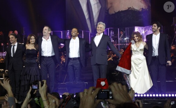 La troupe de Notre-Dame de Paris sur la scène de Bercy, le dimanche 18 décembre 2011.