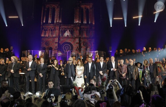 Salut de la troupe de Notre-Dame de Paris, de l'orchestre symphonique d'Ukraine et des choeurs de Kiev sur la scène de Bercy, le dimanche 18 décembre 2011.