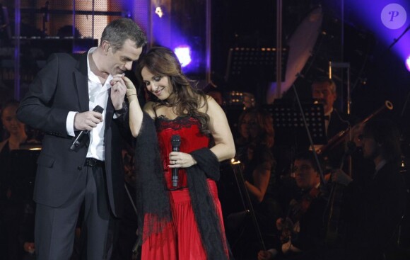 Garou et Hélène Ségara sur la scène de Bercy, le dimanche 18 décembre 2011.