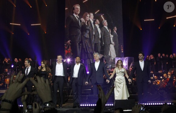 La troupe sur la scène de Bercy, le dimanche 18 décembre 2011.