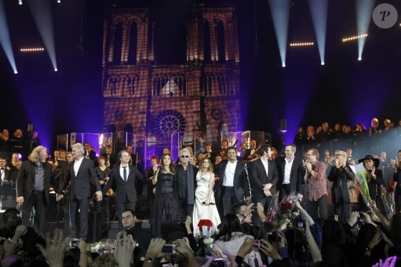 Salut de la troupe de Notre-Dame de Paris, de l'orchestre symphonique d'Ukraine et des choeurs de Kiev sur la scène de Bercy, le dimanche 18 décembre 2011.