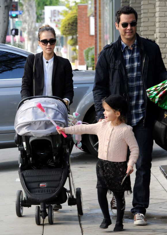 Jessica Alba entourée de sa famille à Los Angeles le 18 décembre 2011