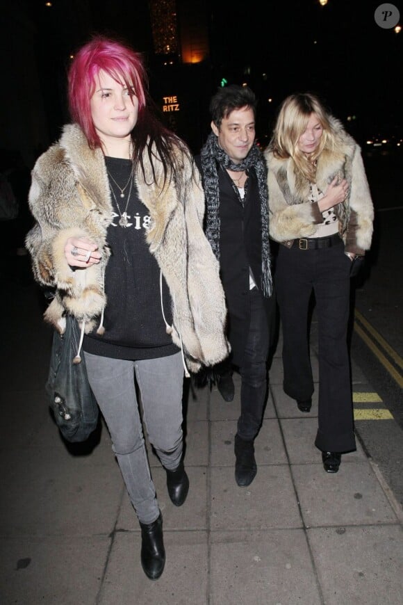 Kate Moss et son mari Jamie Hince ont illuminé la nuit londonienne le 18 décembre 2011 en compagnie d'Alison Mosshart 