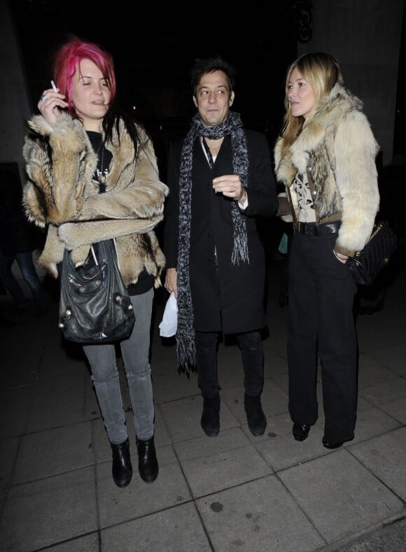 Kate Moss et son mari Jamie Hince ont illuminé la nuit londonienne le 18 décembre 2011 en compagnie d'Alison Mosshart 
