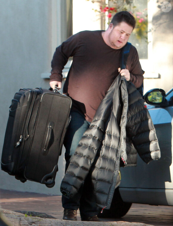 Chaz Bono traîne ses lourdes valises lorsqu'il quitte sa maison laissant sa petite amie Jennifer Elia seule, à Los Angeles le 21 décembre 2011