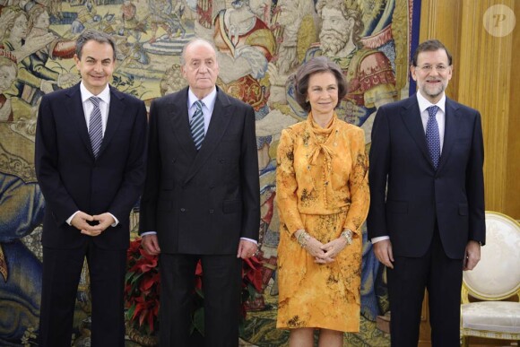 Le roi Juan Carlos d'Espagne et son épouse la reine Sofia assistent à la prestation de serment du nouveau président du gouvernement espagnol, Mariano Rajoy, le 21 décembre 2011.