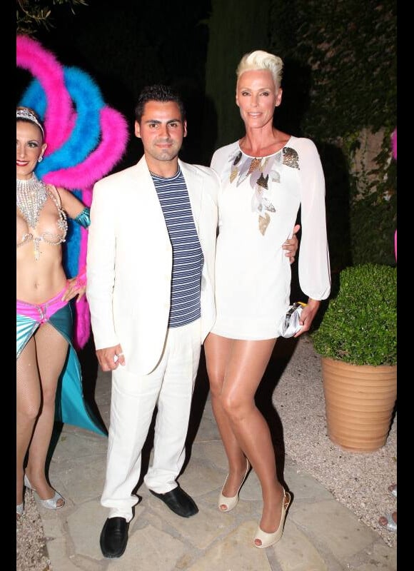 Brigitte Nielsen prend la pose aux côtés de son mari Mattia Dessi à Saint-Tropez en août 2011