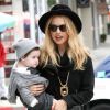 La styliste/créatrice Rachel Zoe, grande fan des jeans bootcut, s'est accordée une après-midi détente avec son fils Skyler dans le quartier de West Hollywood. Le 19 décembre 2011.