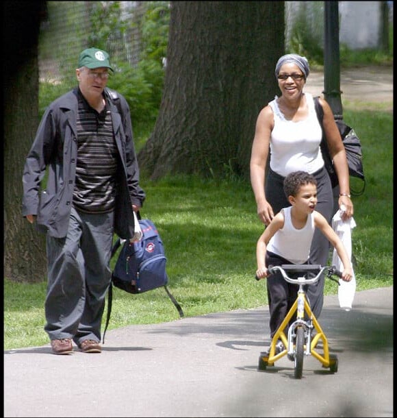 Robert de Niro et sa femme Grace Hightower avec leur fils Elliot dans Central Park en mai 2004