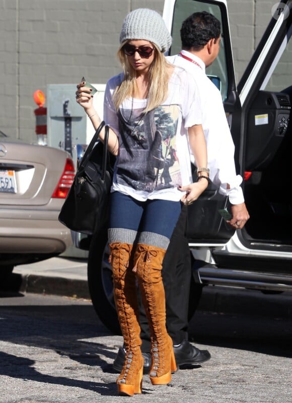 Ashley Tisdale rejoint Vanessa Hudgens à son cours de yoga, le vendredi 23 décembre à Los Angeles.
