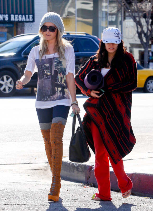 Vanessa Hudgens et Ashley Tisdale, à la sortie de leur cours de yoga, le vendredi 23 décembre à Los Angeles.