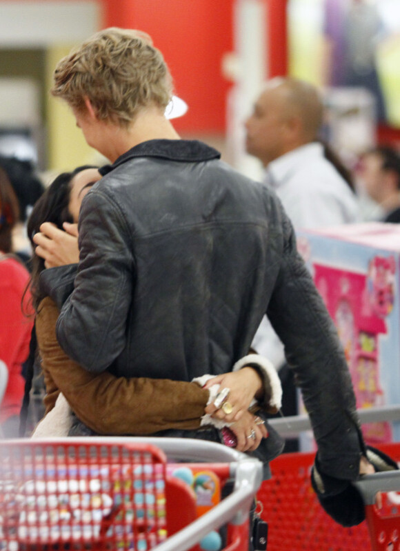 Vanessa Hudgens et Austin Butler se rendent au centre commercial Target, à Los Angeles, le lundi 19 décembre 2011.