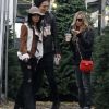 Vanessa Hudgens, Ashley Tisdale et Austin Butler achètent leur sapin de Noël ensemble, à Los Angeles, le lundi 19 décembre 2011.