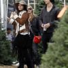 Vanessa Hudgens, Ashley Tisdale et Austin Butler achètent leur sapin de Noël ensemble, à Los Angeles, le lundi 19 décembre 2011.