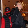 Nick Cannon cagoulé et sa radieuse femme Mariah Carey en pleine séance shopping à Aspen. Le 23 décembre 2011.