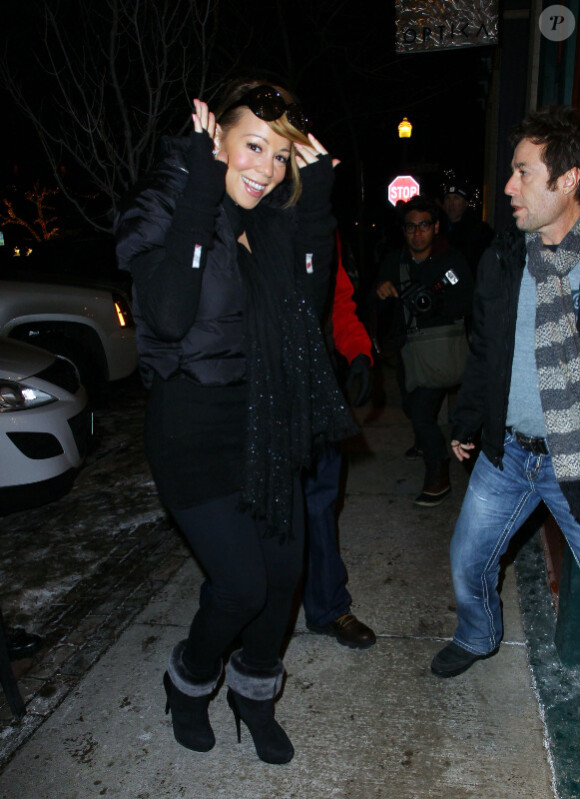 La chanteuse Mariah Carey salue les paparazzi présents à Aspen. Le 23 décembre 2011.
