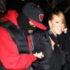 Nick Cannon escorte sa femme Mariah Carey au milieu des photographes. Aspen, le 23 décembre 2011.