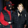Nick Cannon se transforme en garde du corps pour sa femme Mariah Carey après leur séance shopping à Aspen. Le 23 décembre 2011.