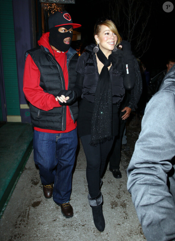 Nick Cannon se transforme en garde du corps pour sa femme Mariah Carey après leur séance shopping à Aspen. Le 23 décembre 2011.