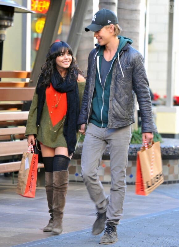 Vanessa Hudgens et Austin Butler ont fait un détour par le magasin de cosmétiques Lush, à Los Angeles, le samedi 24 décembre 2011.