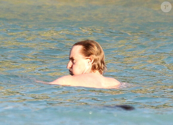 Owen Wilson fait quelques longueurs et profite de ses vacances à Saint-Barthélemy, le 20 décembre 2011