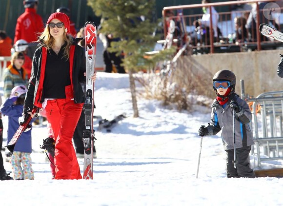 Kate Hudson et son fils aîné Ryder Robinson sur les pistes à Aspen, le 27 décembre 2011.