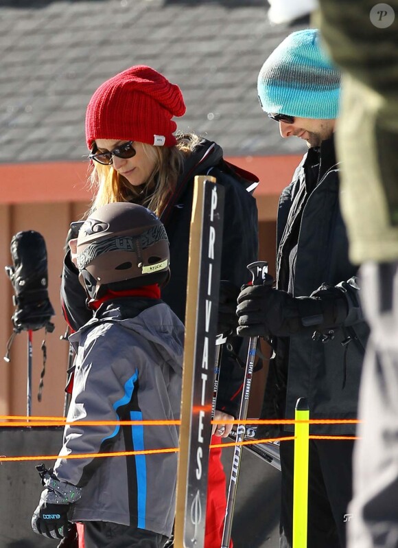 Kate Hudson, son fils aîné Ryder Robinson, et son compagnon Matthew Bellamy sur les pistes à Aspen, le 27 décembre 2011.