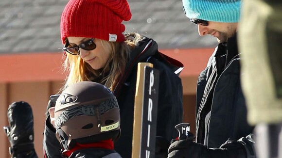 Kate Hudson, avec son fils et son chéri Matt Bellamy, élimine sur les pistes