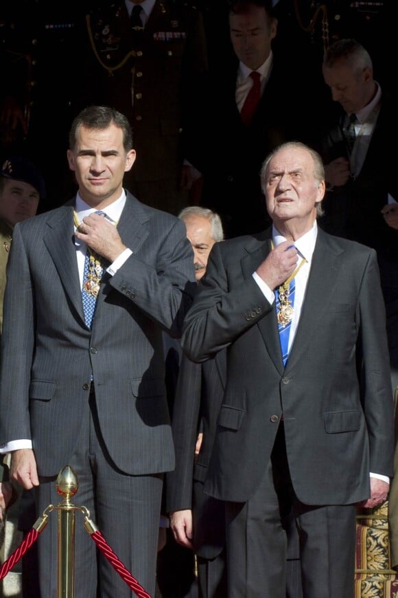 Dans son discours de Noël le 24 décembre, le roi Juan Carlos Ier d'Espagne se réjouissait de pouvoir se reposer sur son fils le prince Felipe. Ce dernier était, contrairement à ses soeurs, bien présent lors de l'inauguration de la 10e législature de la démocratie espagnole, le 27 décembre 2011 au Parlement, à Madrid, avec sa mère la reine Sofia et sa Letizia.