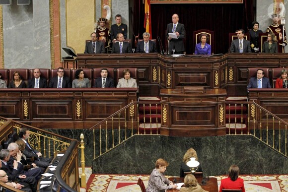 Standing ovation appuyée et inédite pour le roi Juan Carlos lors de l'inauguration du 10e mandat parlementaire de la démocratie espagnole, le 27 décembre 2011 au Parlement, à Madrid, entouré de son épouse la reine Sofia, du prince Felipe et de sa Letizia.