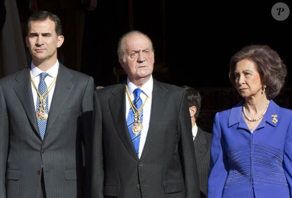 Le 28 décembre 2011, au lendemain de l'inauguration de la 10e législature au Parlement et deux semaines après avoir mis au ban son gendre soupçonné de corruption, le roi Juan Carlos d'Espagne a publié les comptes de la Maison Royale.